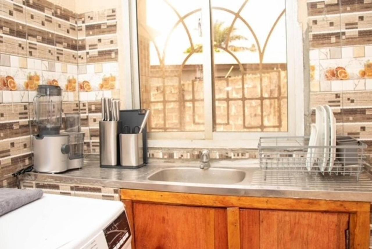 Fully Aircondition 3Bed Villa- A C- Wifi- Hotwater 弗里敦 外观 照片