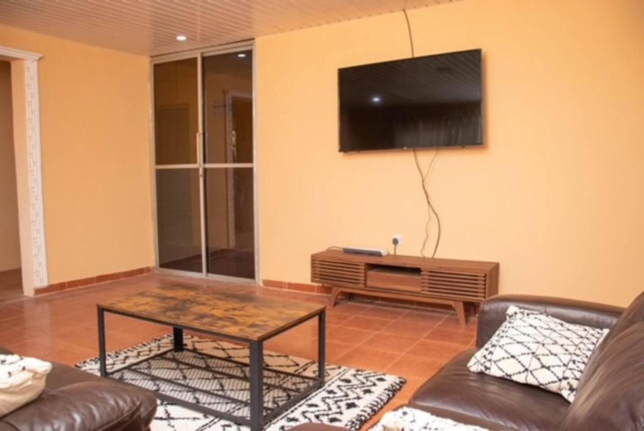 Fully Aircondition 3Bed Villa- A C- Wifi- Hotwater 弗里敦 外观 照片
