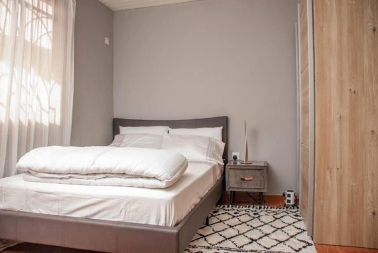 Fully Aircondition 3Bed Villa- A C- Wifi- Hotwater 弗里敦 外观 照片