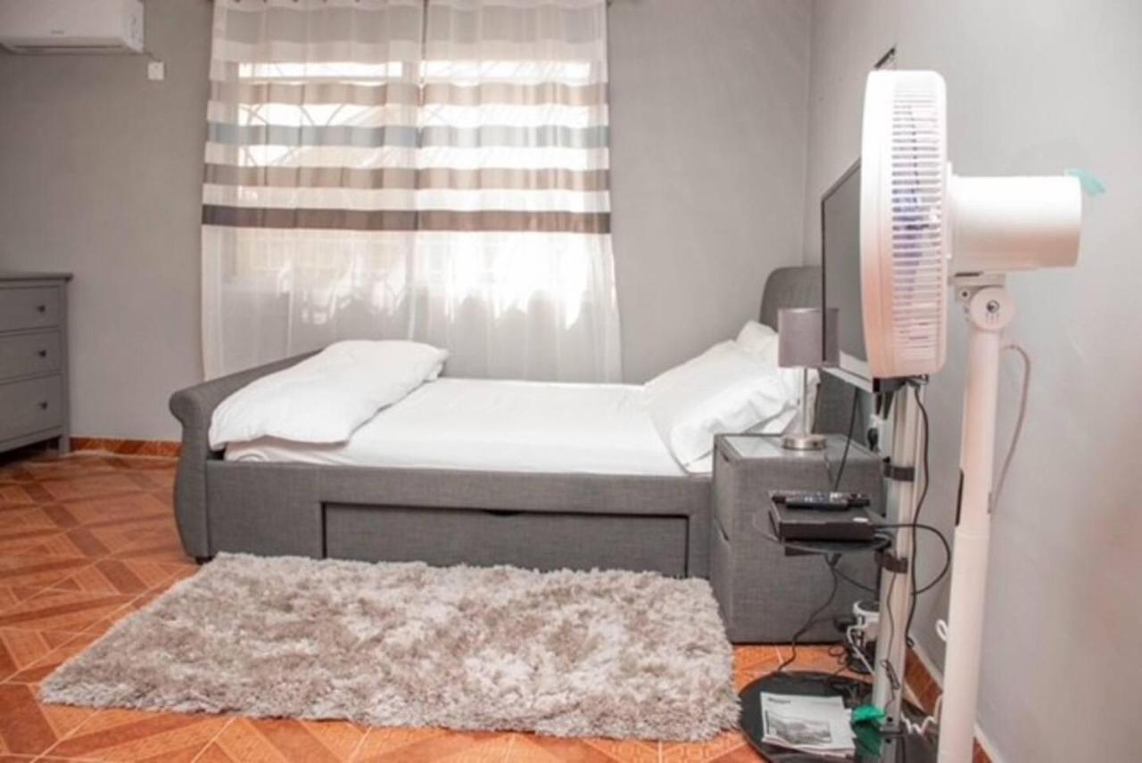 Fully Aircondition 3Bed Villa- A C- Wifi- Hotwater 弗里敦 外观 照片