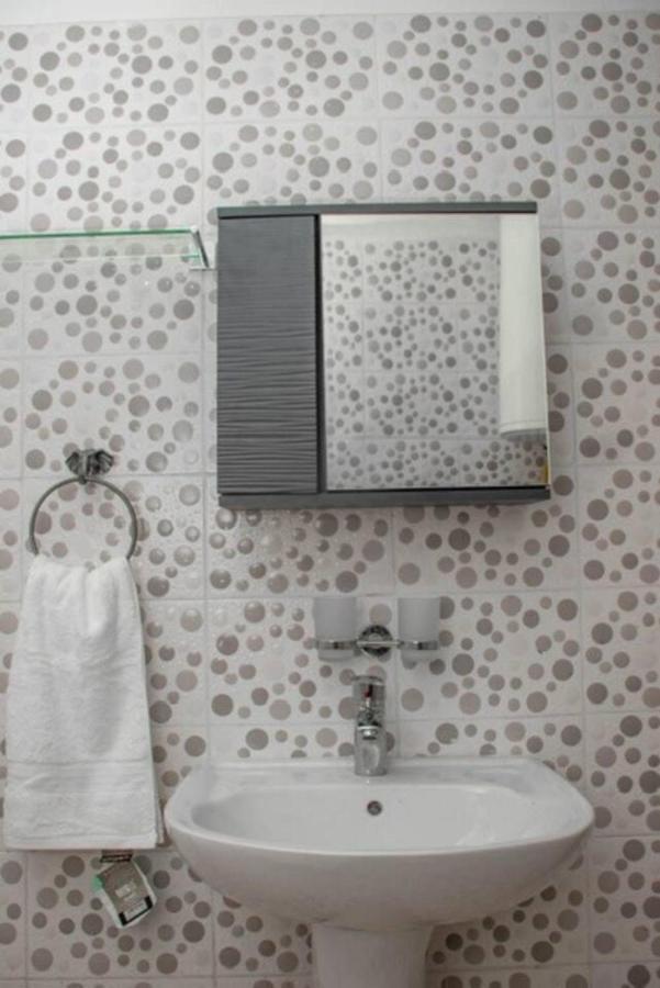 Fully Aircondition 3Bed Villa- A C- Wifi- Hotwater 弗里敦 外观 照片