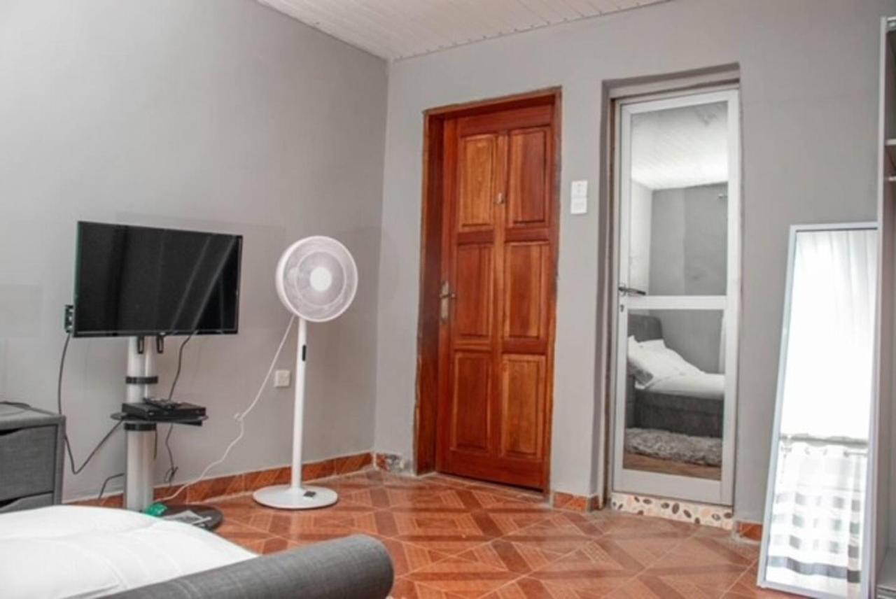 Fully Aircondition 3Bed Villa- A C- Wifi- Hotwater 弗里敦 外观 照片