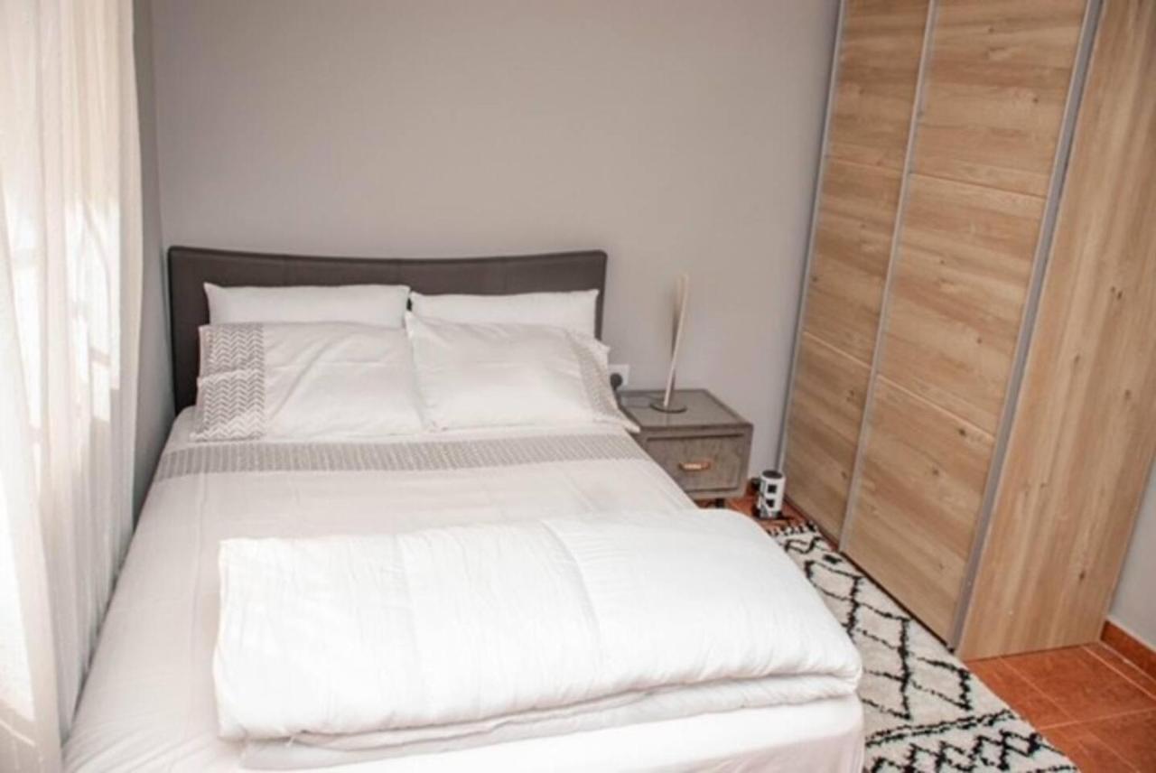 Fully Aircondition 3Bed Villa- A C- Wifi- Hotwater 弗里敦 外观 照片