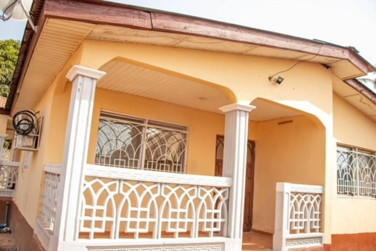 Fully Aircondition 3Bed Villa- A C- Wifi- Hotwater 弗里敦 外观 照片