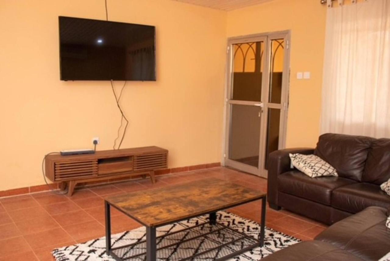 Fully Aircondition 3Bed Villa- A C- Wifi- Hotwater 弗里敦 外观 照片