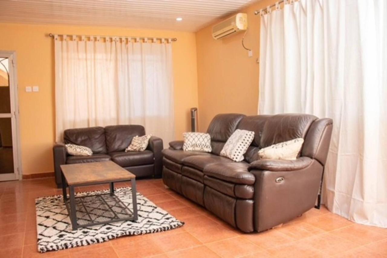 Fully Aircondition 3Bed Villa- A C- Wifi- Hotwater 弗里敦 外观 照片