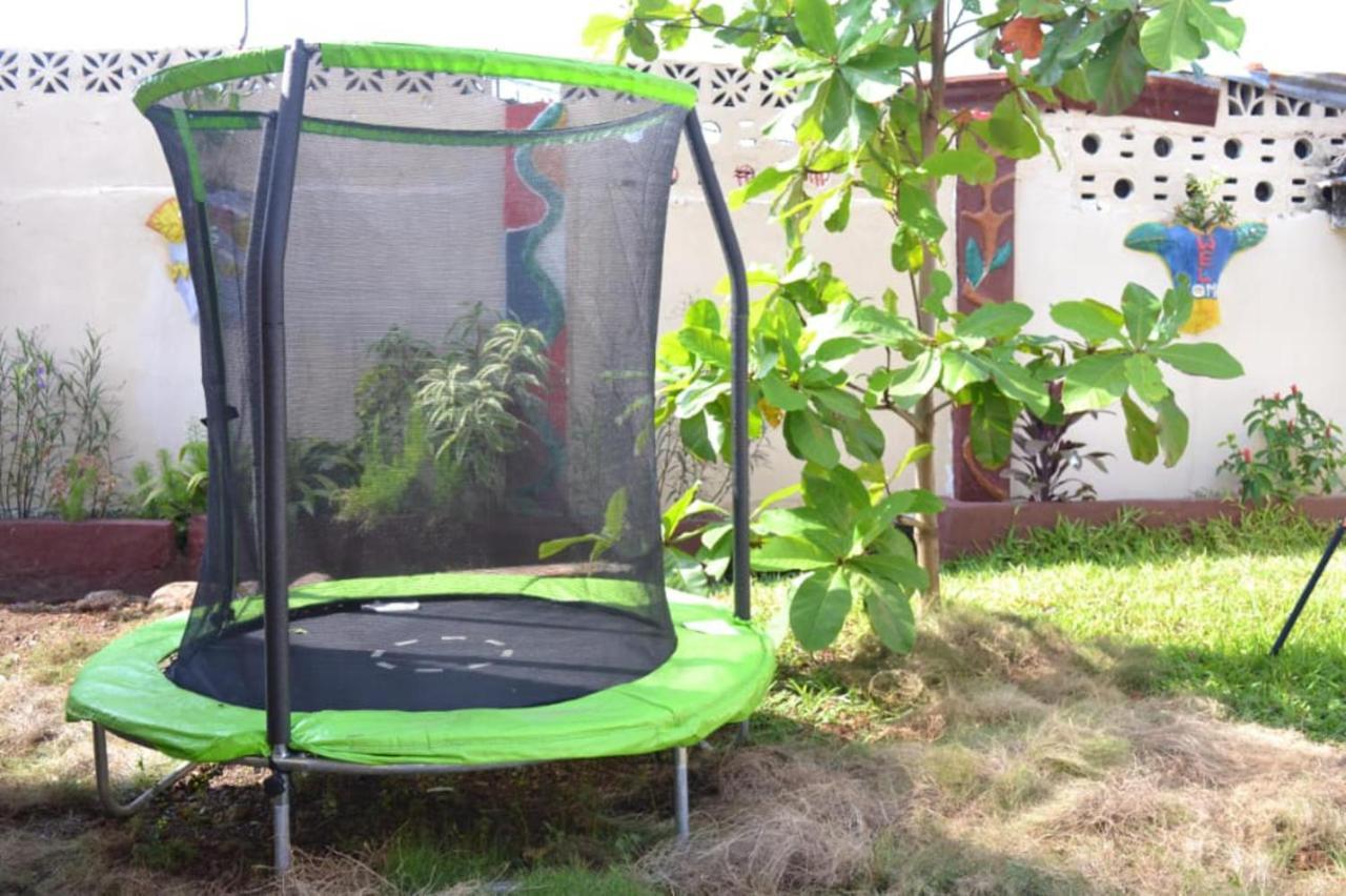 Fully Aircondition 3Bed Villa- A C- Wifi- Hotwater 弗里敦 外观 照片
