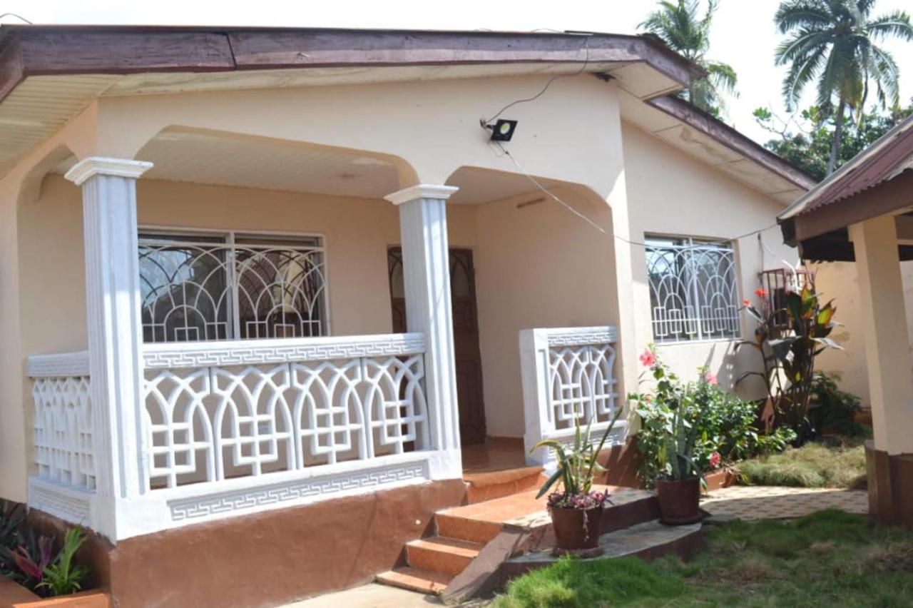 Fully Aircondition 3Bed Villa- A C- Wifi- Hotwater 弗里敦 外观 照片