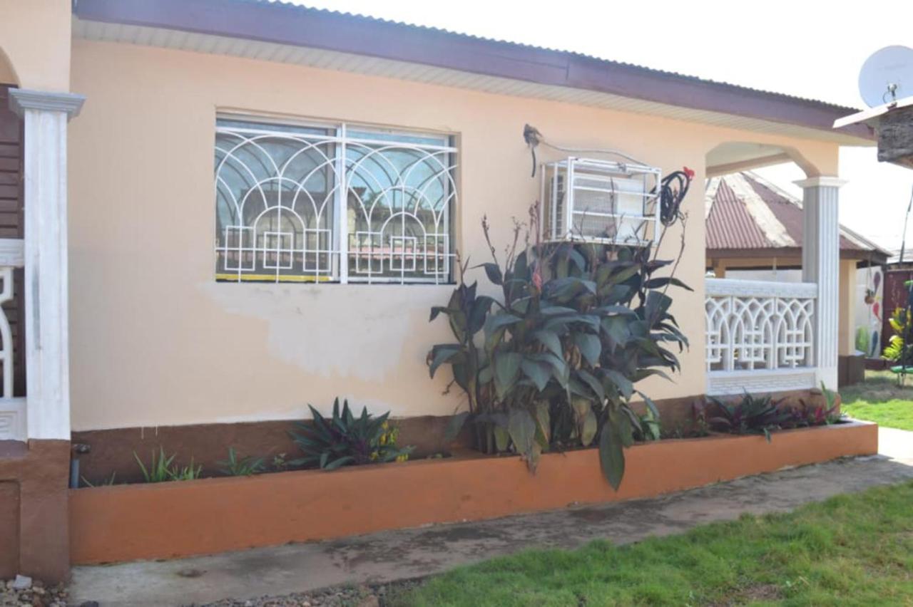 Fully Aircondition 3Bed Villa- A C- Wifi- Hotwater 弗里敦 外观 照片