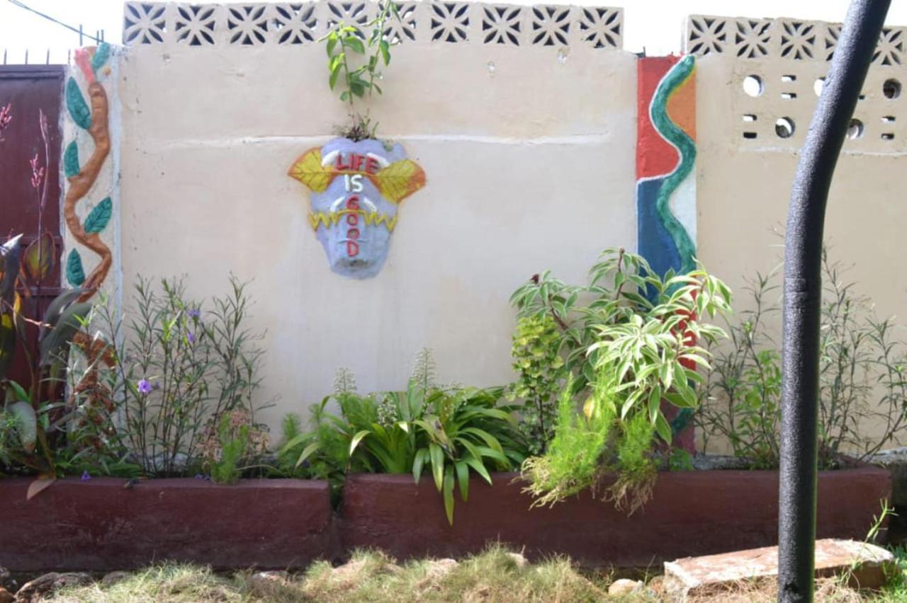 Fully Aircondition 3Bed Villa- A C- Wifi- Hotwater 弗里敦 外观 照片