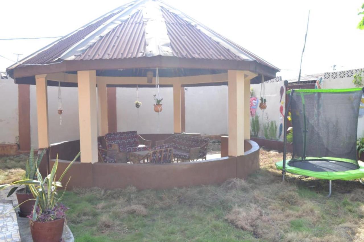 Fully Aircondition 3Bed Villa- A C- Wifi- Hotwater 弗里敦 外观 照片