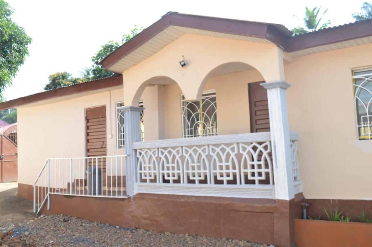 Fully Aircondition 3Bed Villa- A C- Wifi- Hotwater 弗里敦 外观 照片